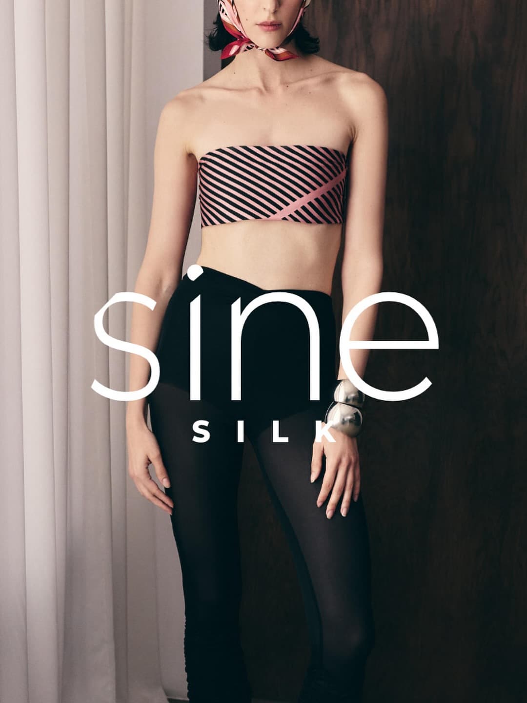 Nowa kolekcja inspirowana stylem mid-century modern. Dostępna na www.sinesilk.com
•
#sinesilk #sinegirl #silkscarf #silklove #apaszkajedwabna (3/3)