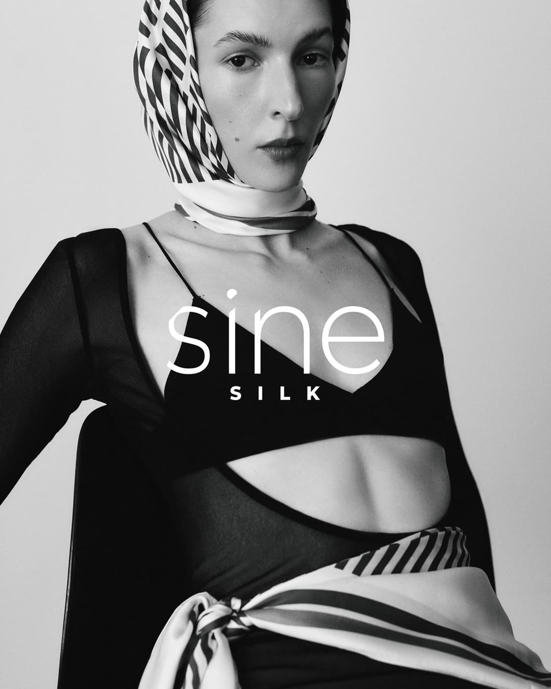 Kolekcja „Geometria” powstała z okazji 5-cio lecia Sine Silk. Projekt czerpie inspiracje z geometrycznej estetyki lat 60tych i 70tych XX wieku oraz z twórczości Sol LeWitta - amerykańskiego artysty i pioniera sztuki konceptualnej, znanego z rytmicznych układów linii oraz modułowej kompozycji.
Kolekcja to 3 wzory - każdy w trzech rozmiarach i każdy o podwójnej kolorystyce.
•
#sinesilk #sinegirl #silkscarf #jedwabnaapaszka #polskamarkamodowa #ilovesilk (1/5)