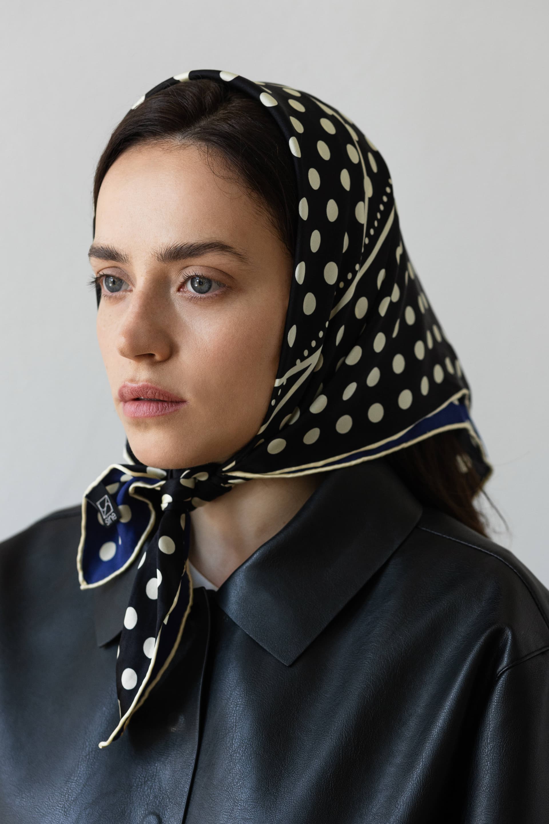 Jedwabna apaszka 65 cm Polka Dot black / navy