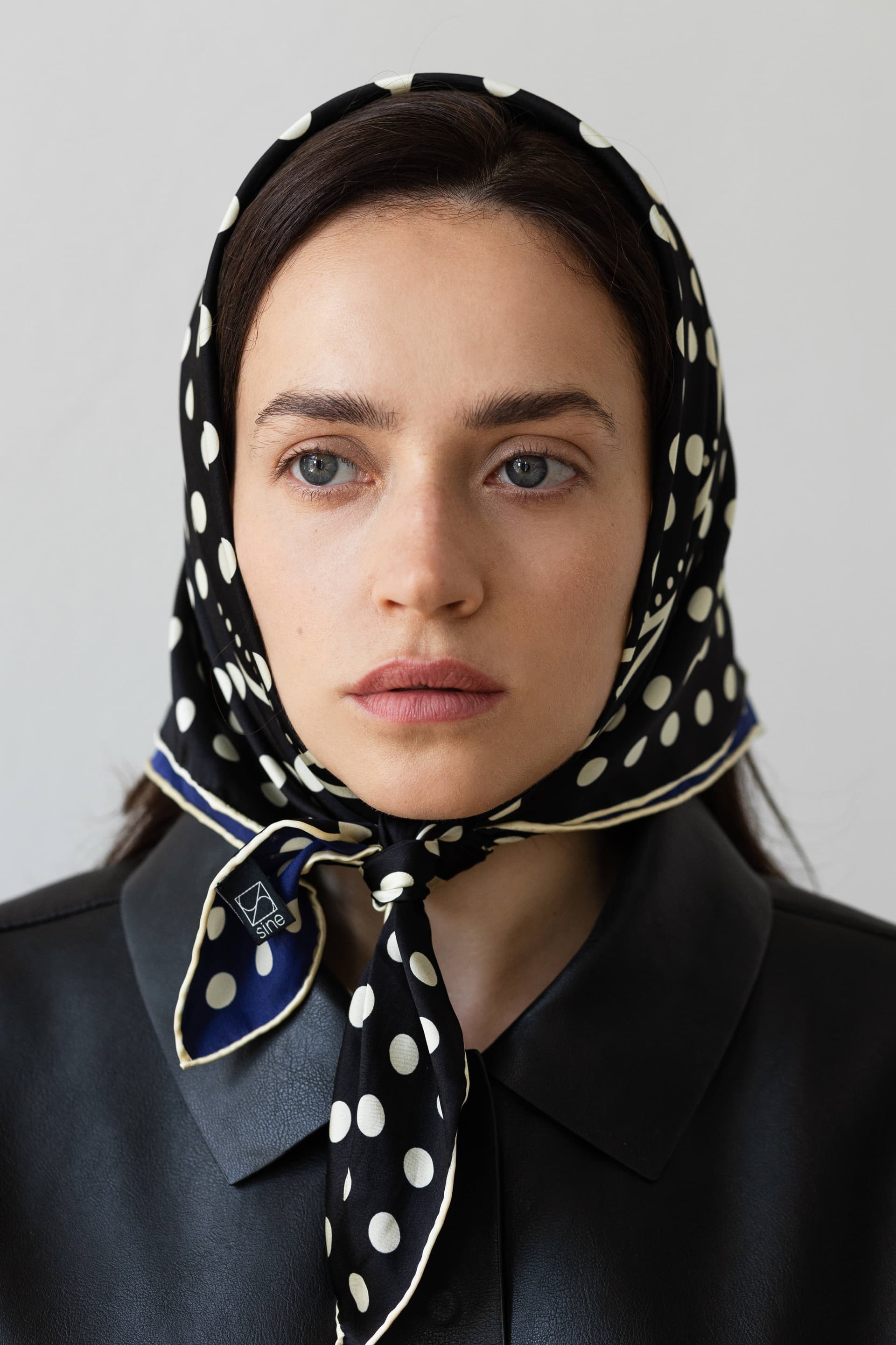 Jedwabna apaszka 65 cm Polka Dot black / navy