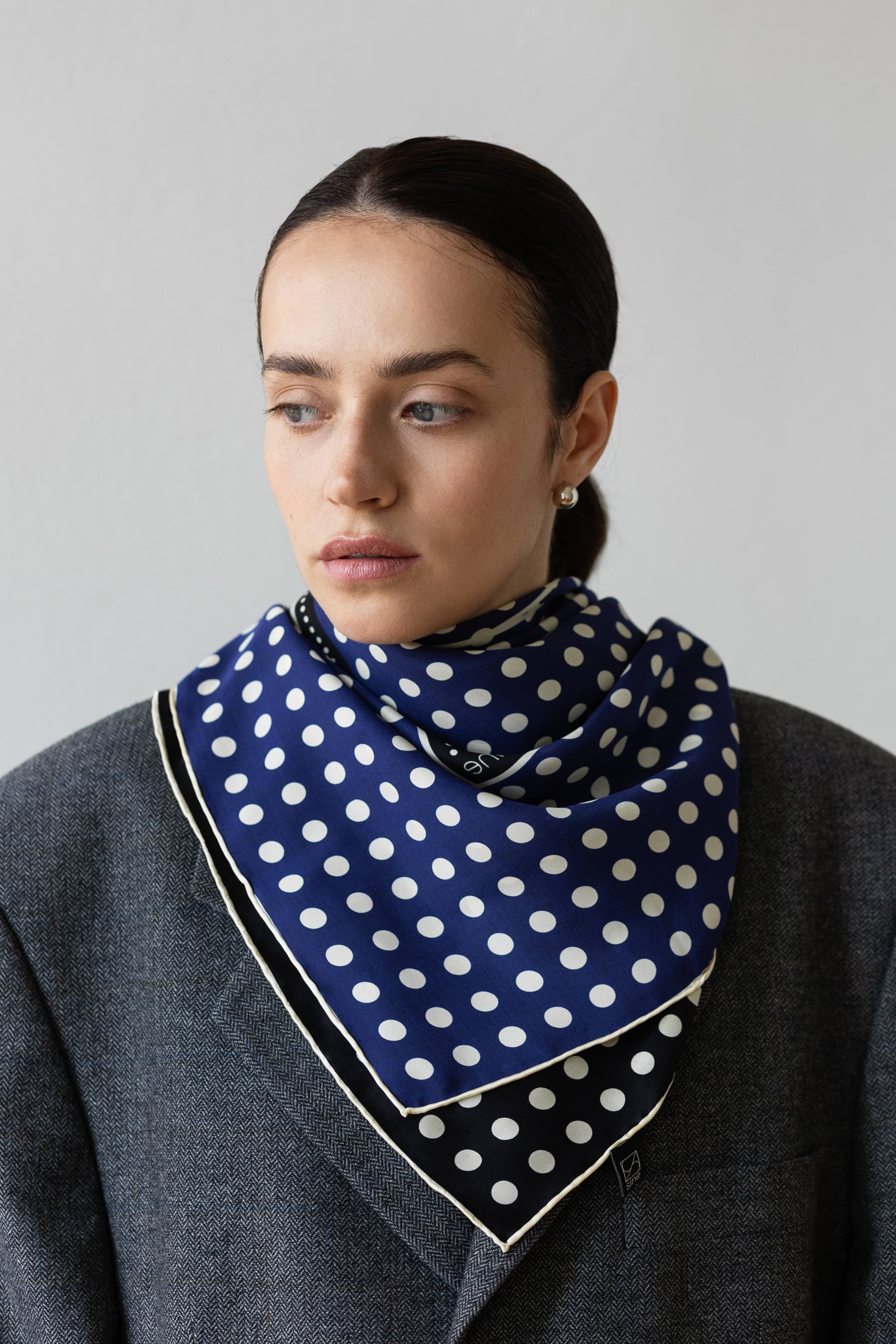 Jedwabna apaszka 90 cm Polka Dot black / navy